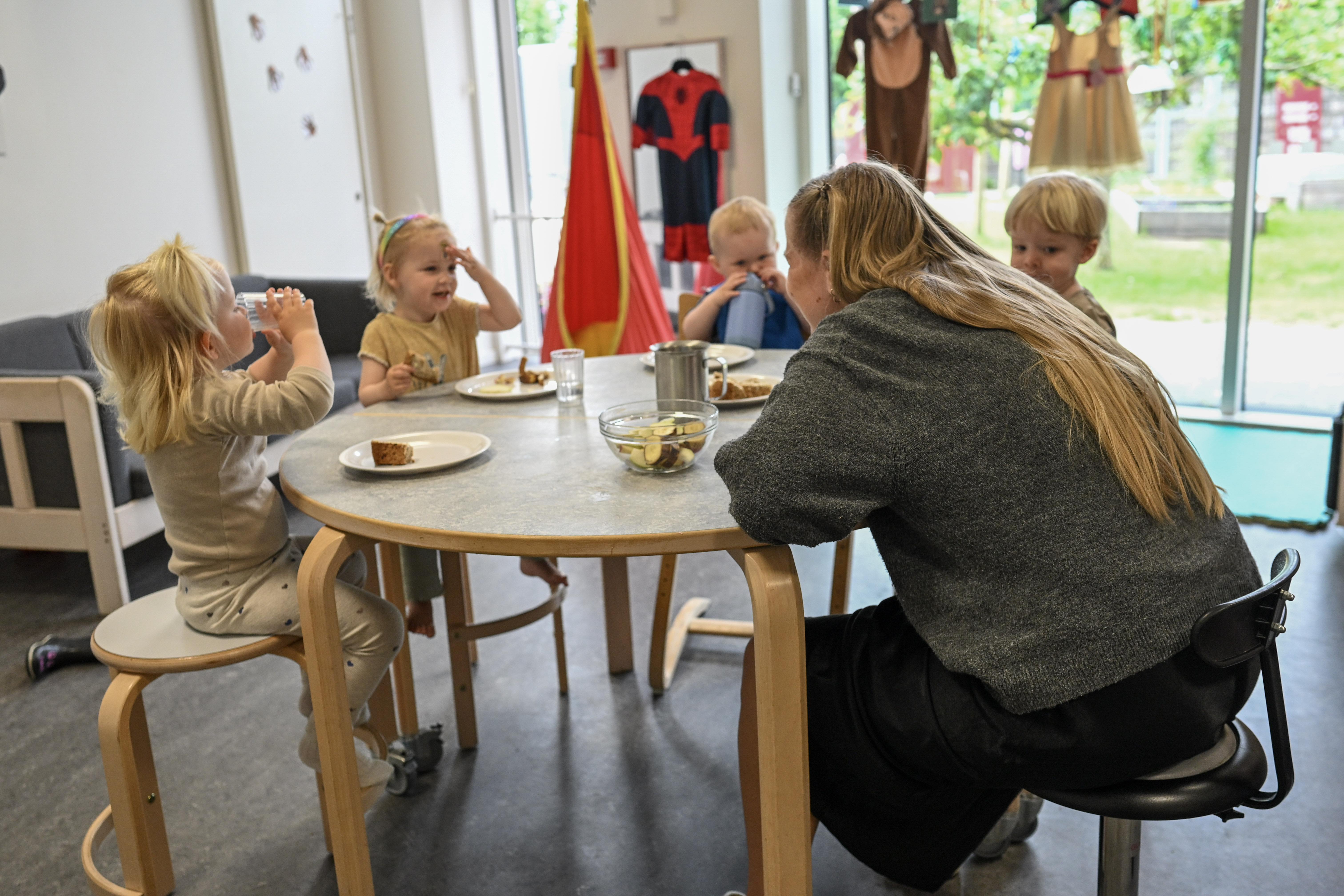 Børn og voksne spiser