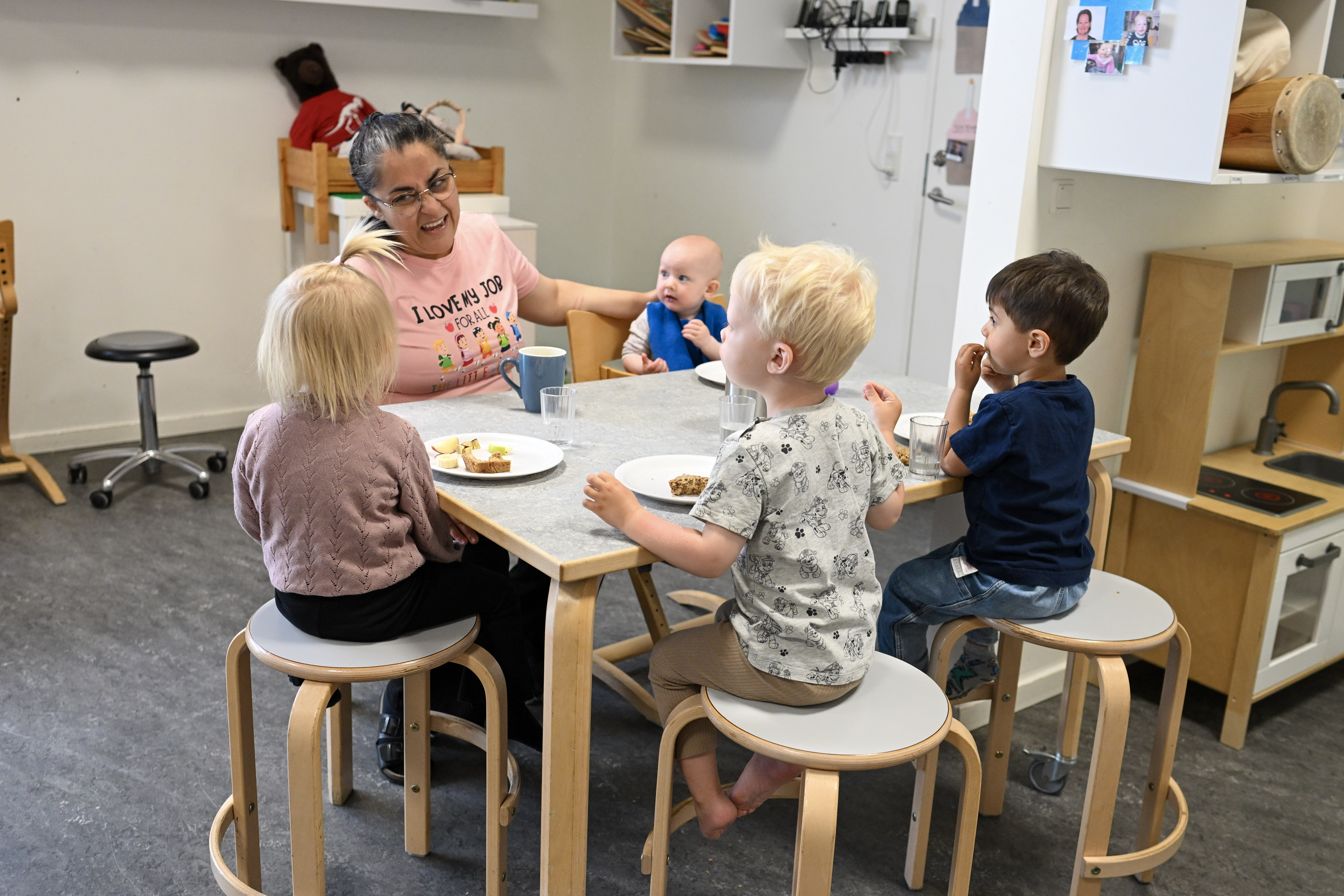 Voksen og børn spiser