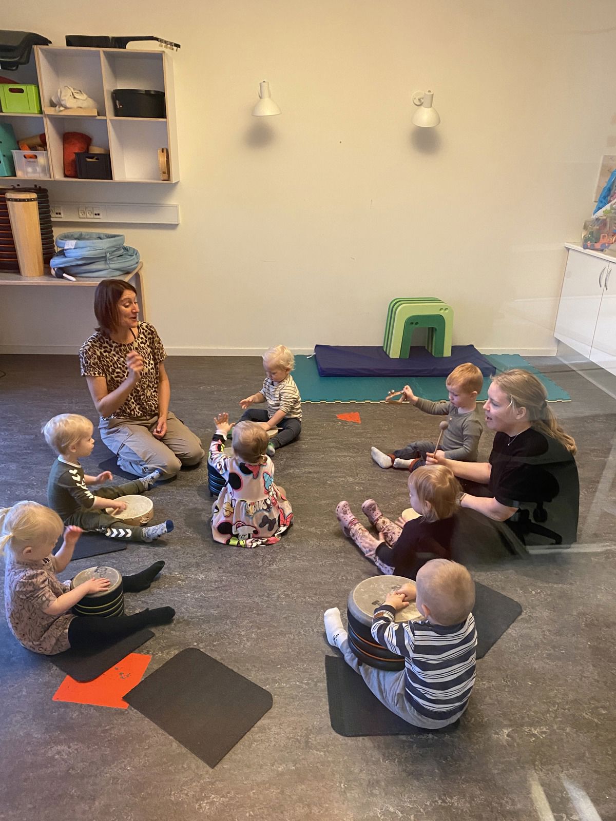 Børn spiller musik i Børnehuset Gudenådalen