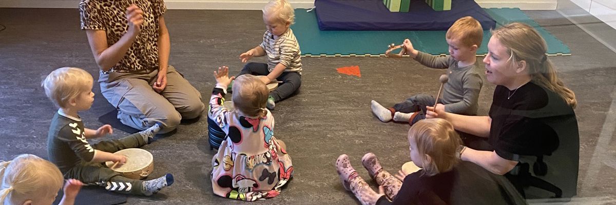 Børn spiller musik i Børnehuset Gudenådalen