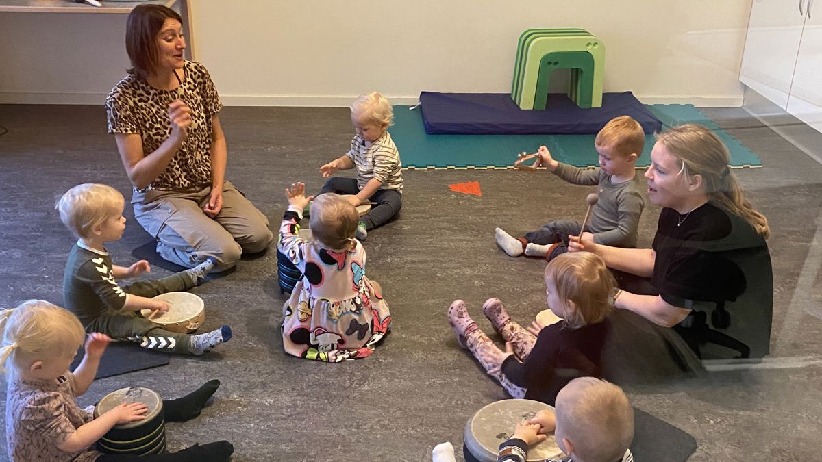 Børn spiller musik i Børnehuset Gudenådalen