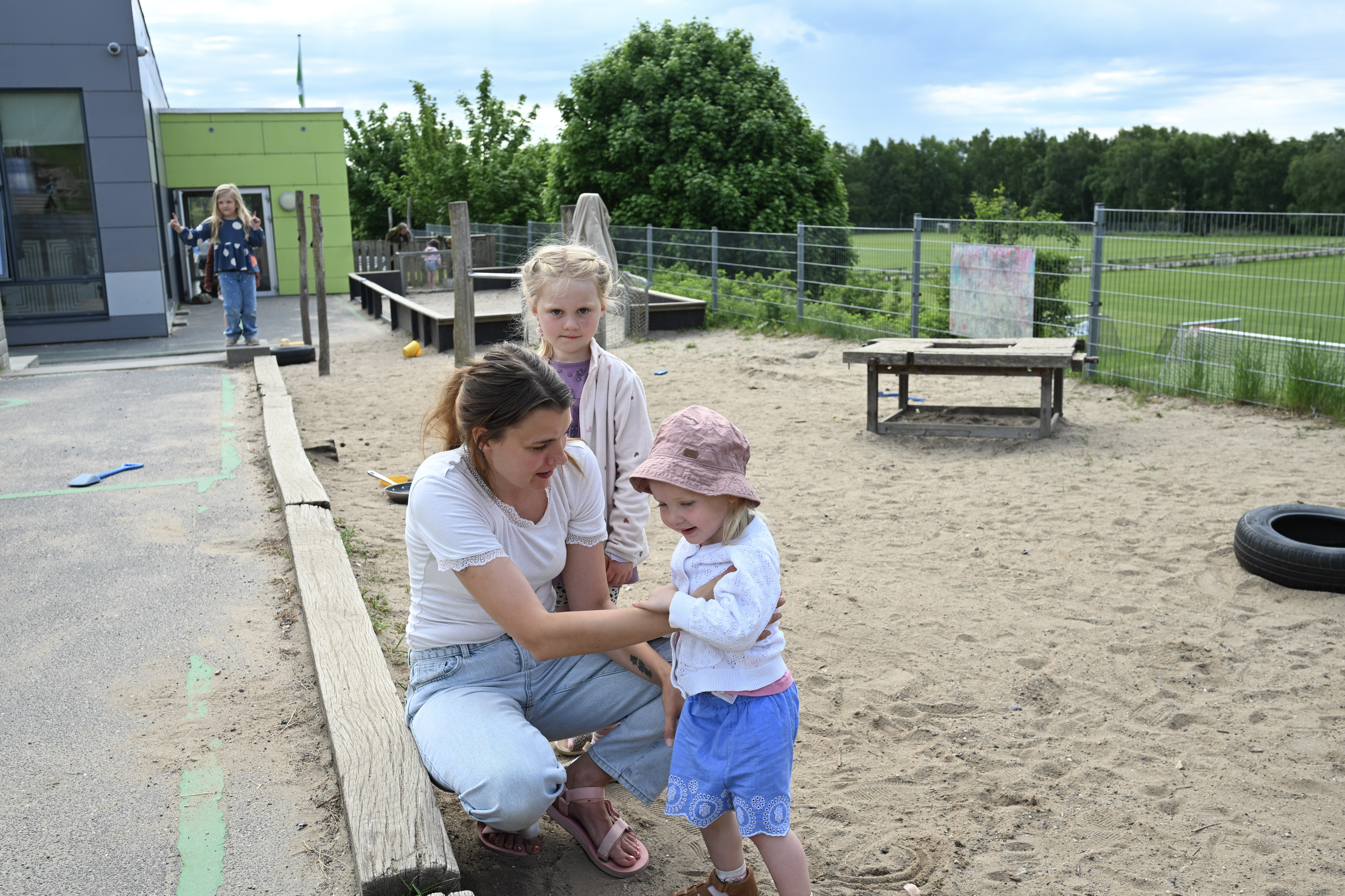 Børn og voksne på legeplads