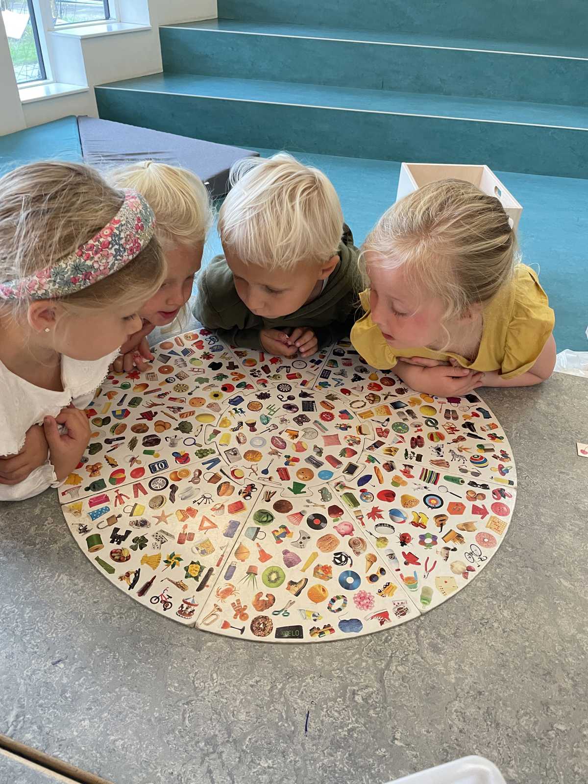 Børn spiller brætspil i Børnehuset Gudenådalen