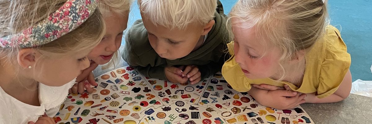 Børn spiller brætspil i Børnehuset Gudenådalen